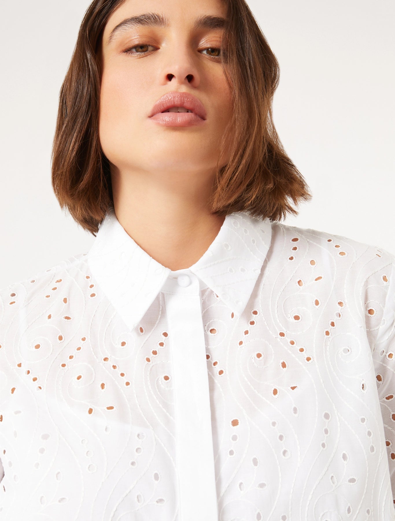Persona camicia bianco olona