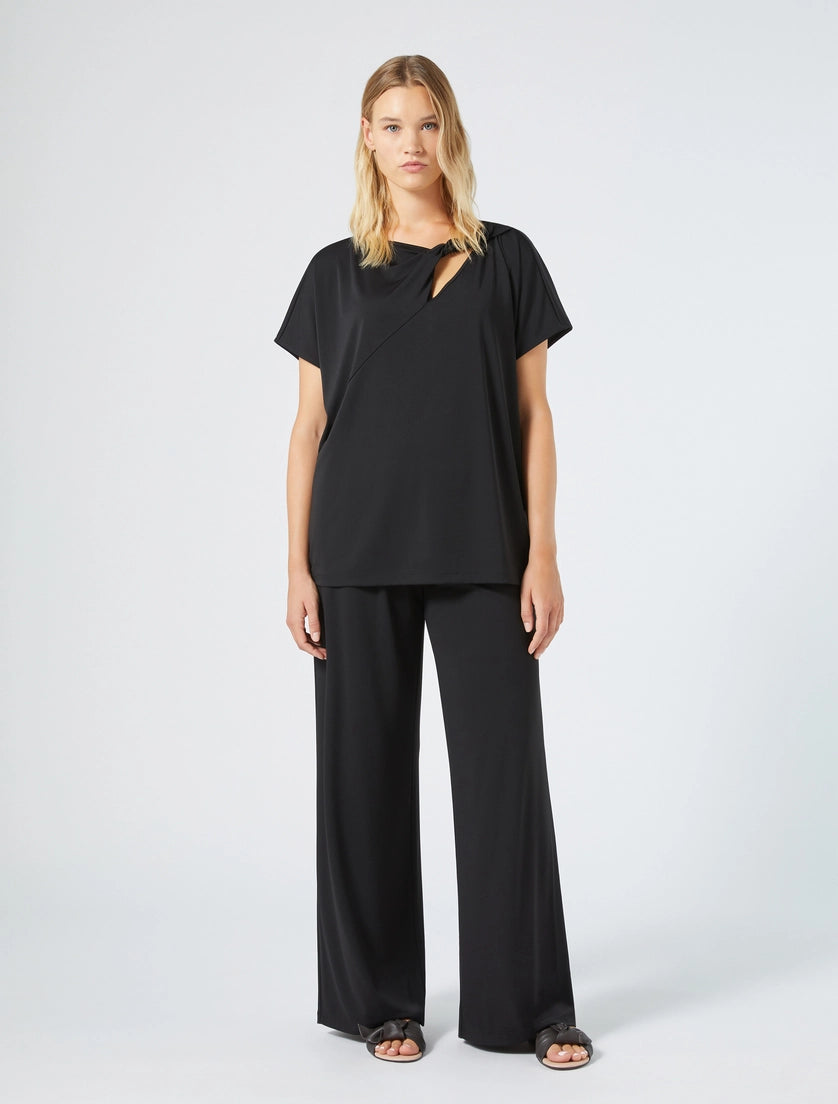 Persona pantalone nero unno