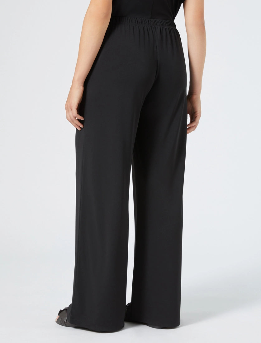 Persona pantalone nero unno