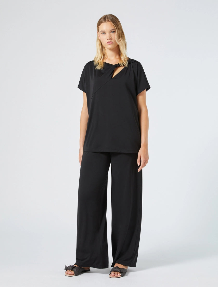 Persona pantalone nero unno
